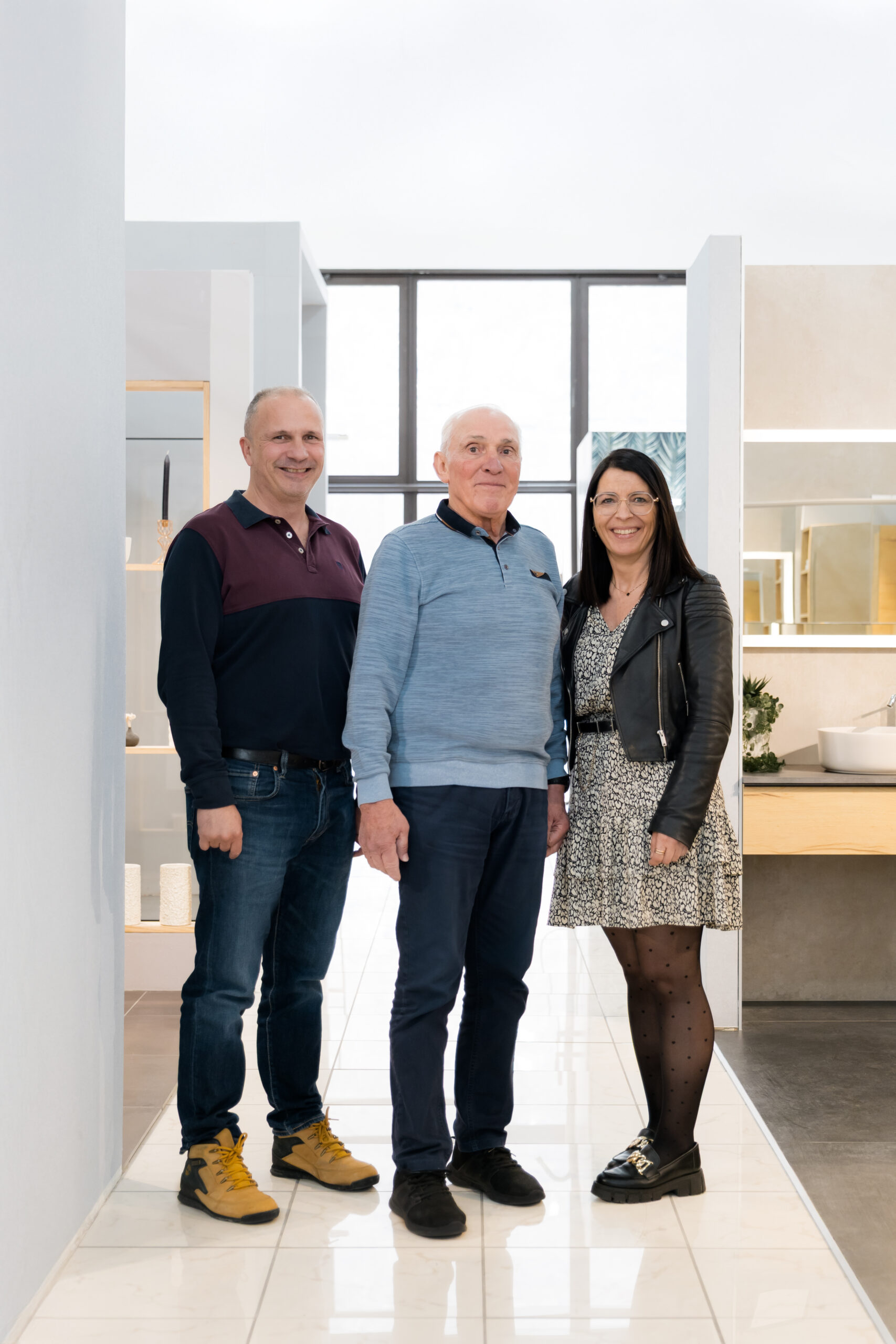 Alain, Gilbert et Isabelle dans le showroom Therm-Sanit