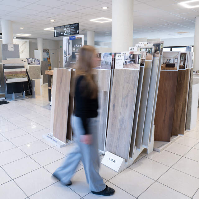 Allées du showroom carrelage — 750 m² d'exposition