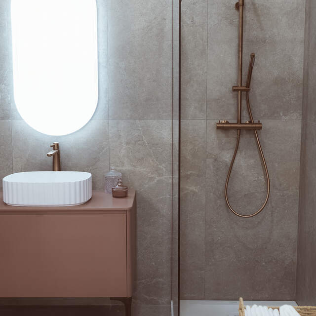Douche cuivre & vasque rose — Ambiance salle de bain