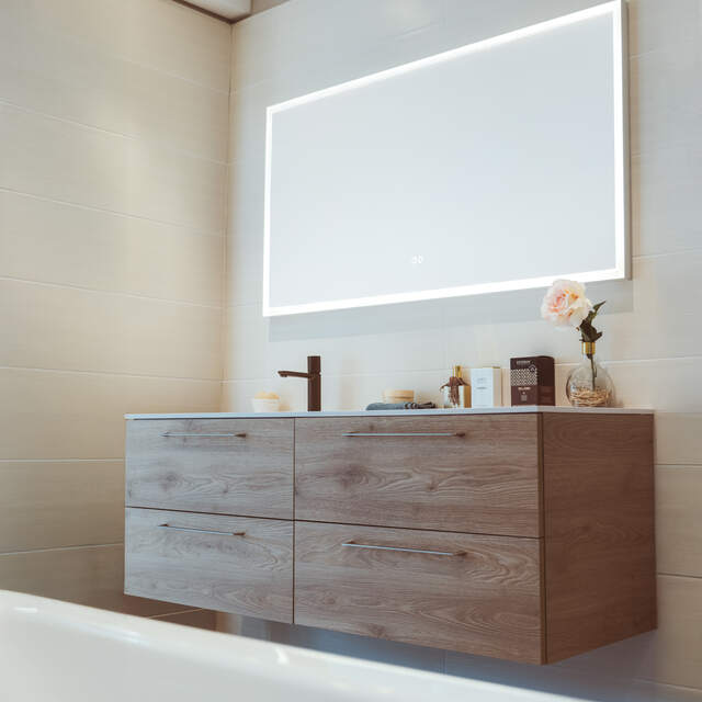 Meuble vasque & miroir lumineux — Éclairage & finitions