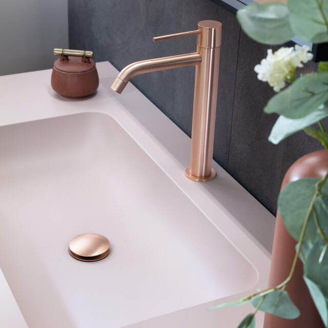 Vasque rose poudré & robinet cuivre — Équipements sanitaires