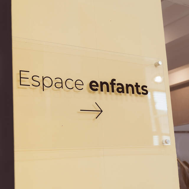 Vasque rose & robinet cuivre — Équipements sanitaires