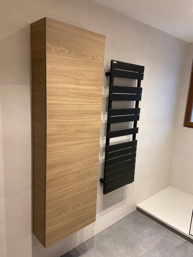 Salle de bains rénovée avec grande douche et finitions noir mat, Faverges, janvier 2023 : photo 3