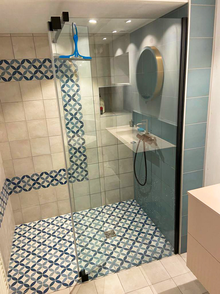 Salle de bains rénovée, baignoire remplacée par une douche, Cernex, juillet 2023 : photo 2