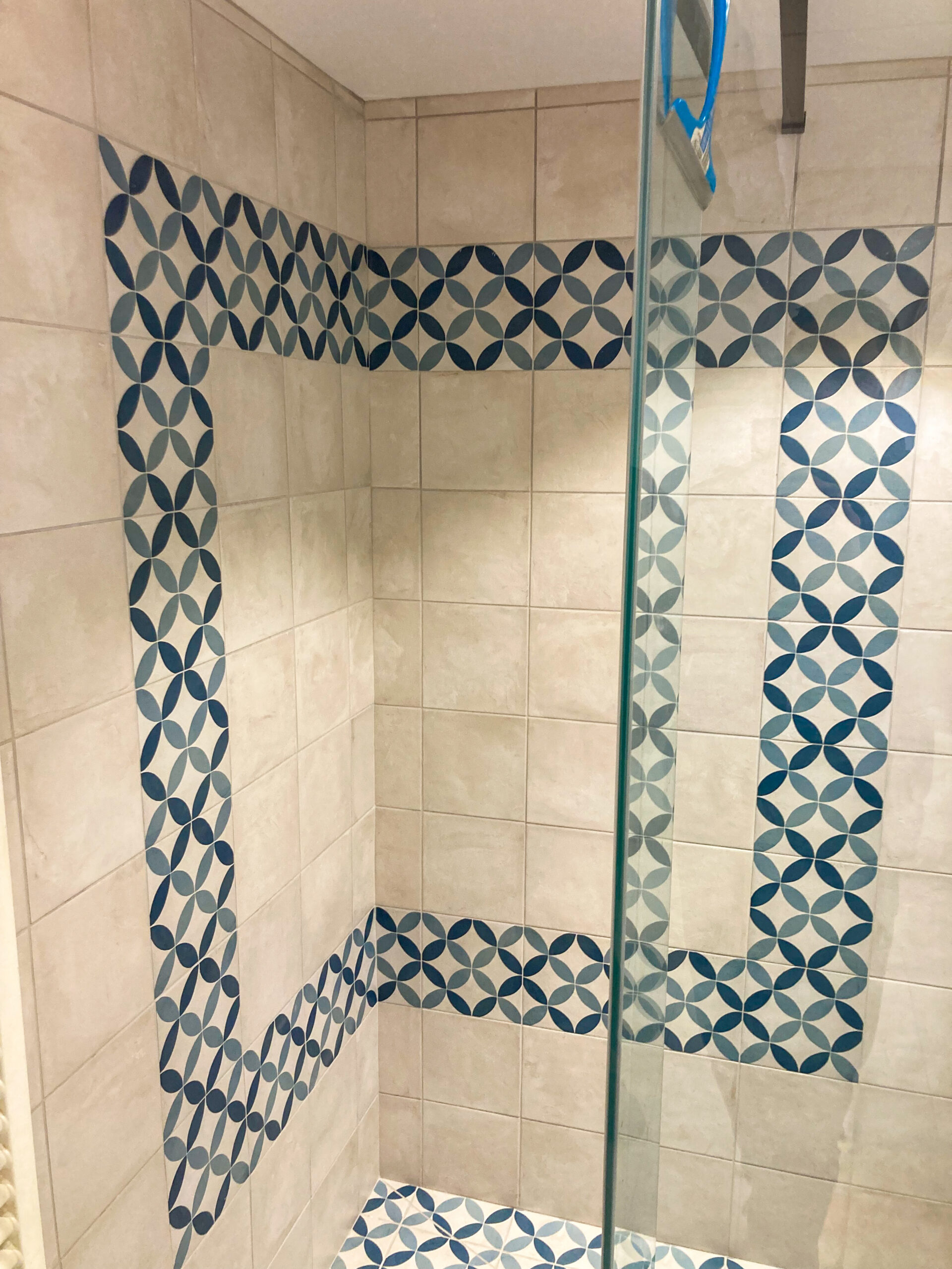 Salle de bains rénovée, baignoire remplacée par une douche, Cernex, juillet 2023 : photo 3