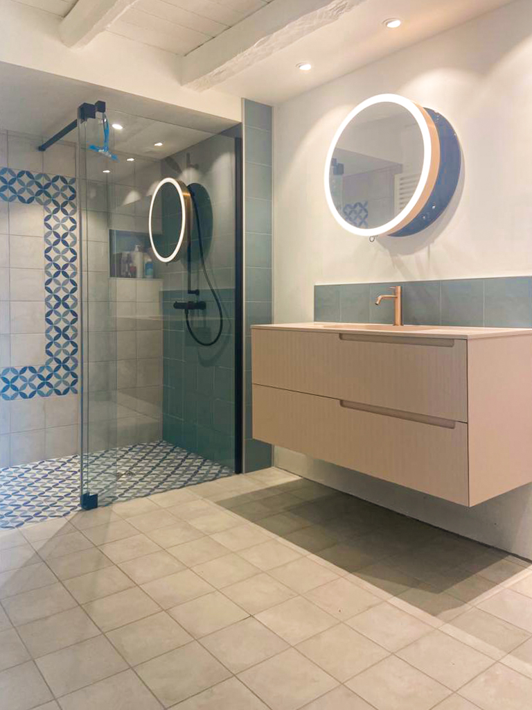 Salle de bains rénovée, baignoire remplacée par une douche, Cernex, juillet 2023 : photo 1