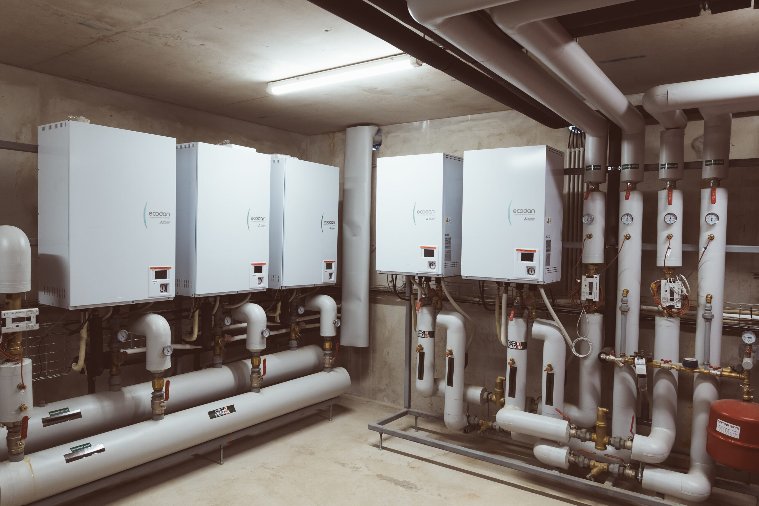 Chaufferie collective équipée de pompes à chaleur, réalisée par Therm-Sanit