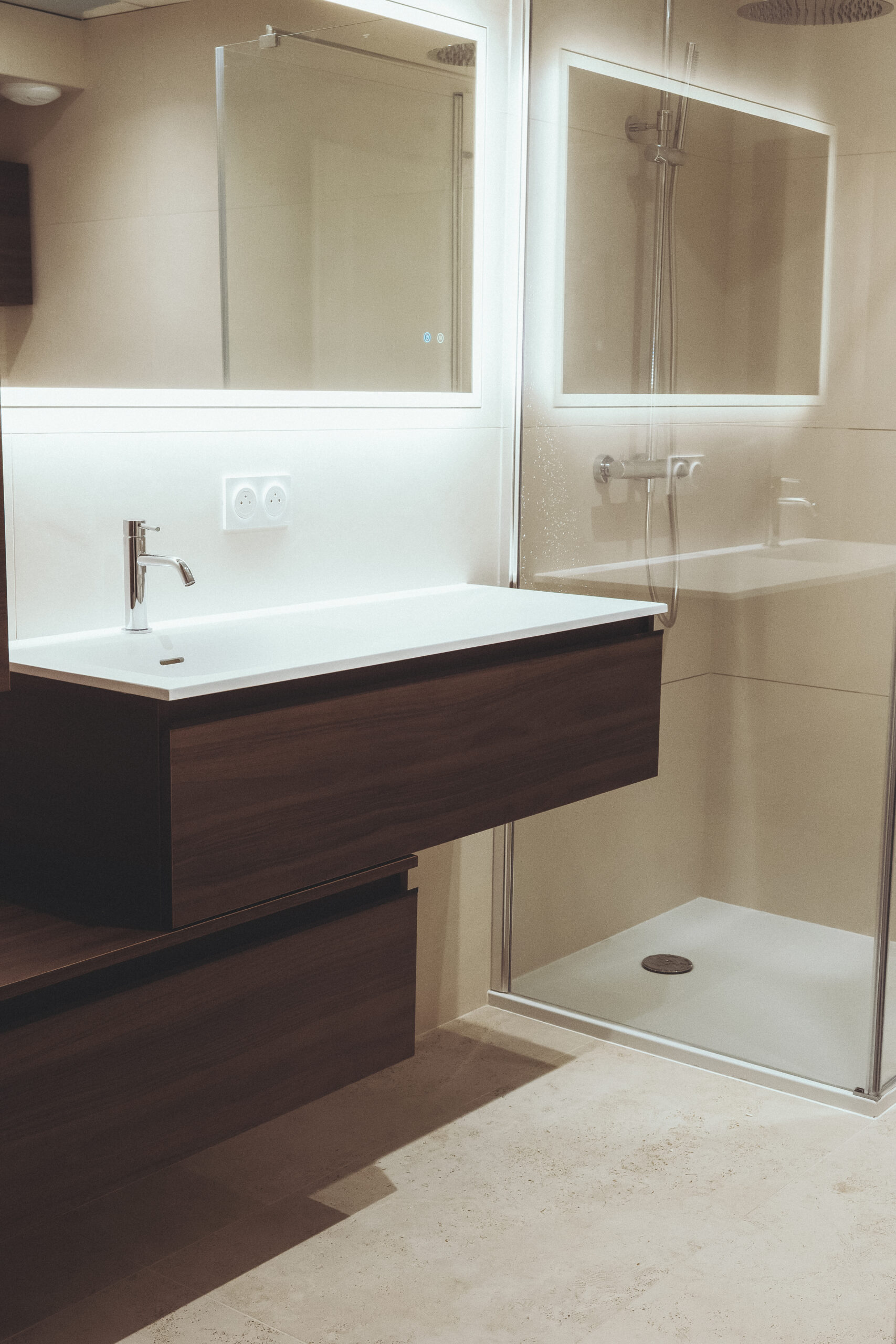 Salle de douche et WC rénovés, La Roche-sur-Foron, juin 2026 : photo 4