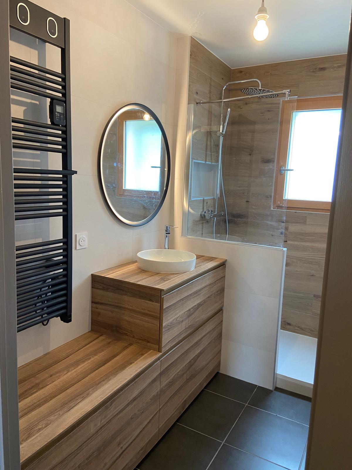 Salle de bains rénovée avec baignoire et douche séparées, Archamps, janvier 2023 : photo 1