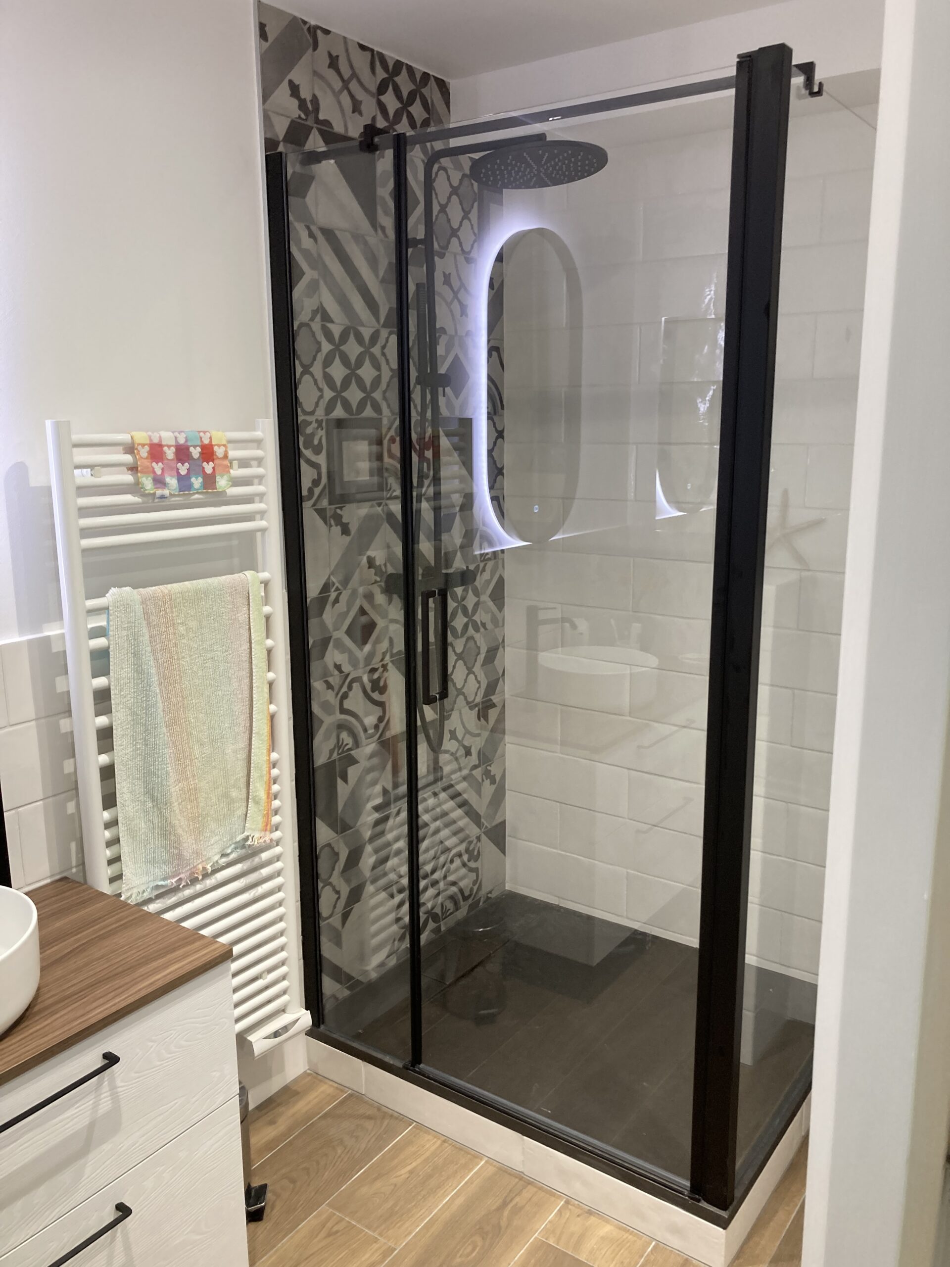 Salle de bains rénovée, douche noir mat et sol effet bois, Saint-Julien-en-Genevois, janvier 2025 : photo 2