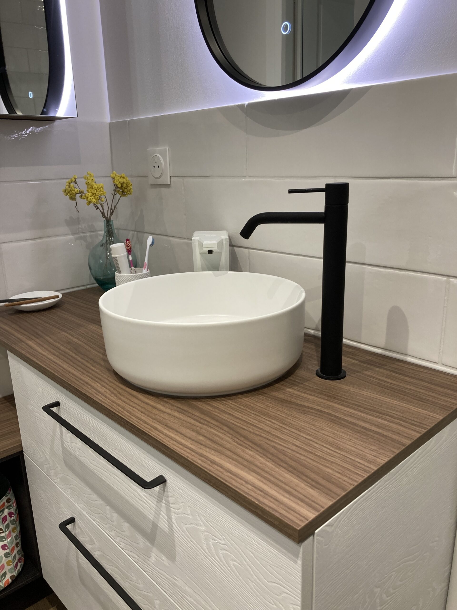 Salle de bains rénovée, douche noir mat et sol effet bois, Saint-Julien-en-Genevois, janvier 2025 : photo 3
