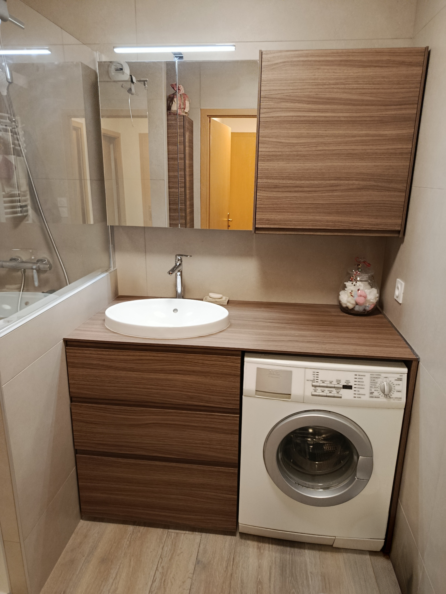 Salle de bains rénovée, douche sur muret et meuble en noyer, Annecy, janvier 2026 : photo 2