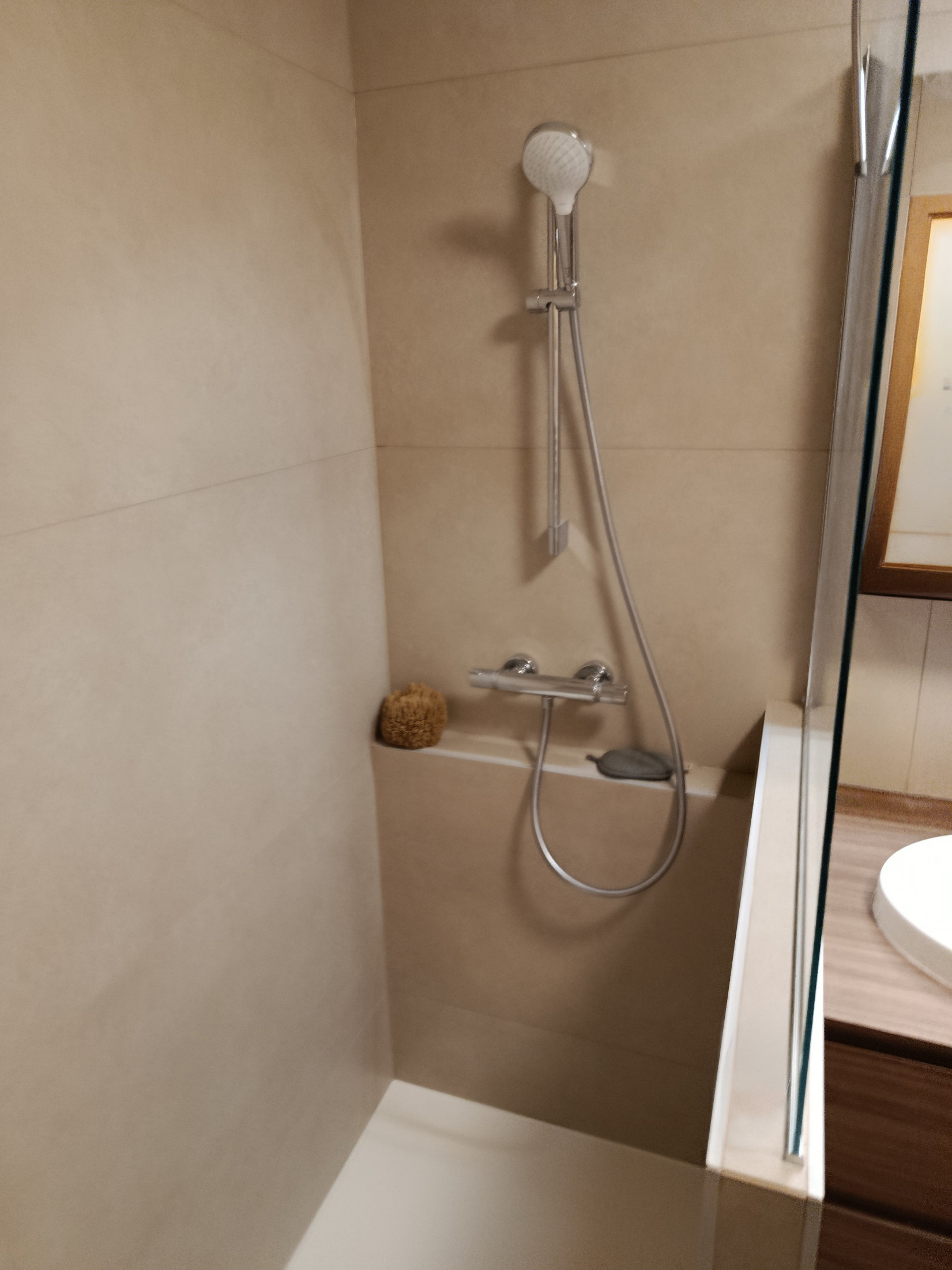 Salle de bains rénovée, douche sur muret et meuble en noyer, Annecy, janvier 2026 : photo 3