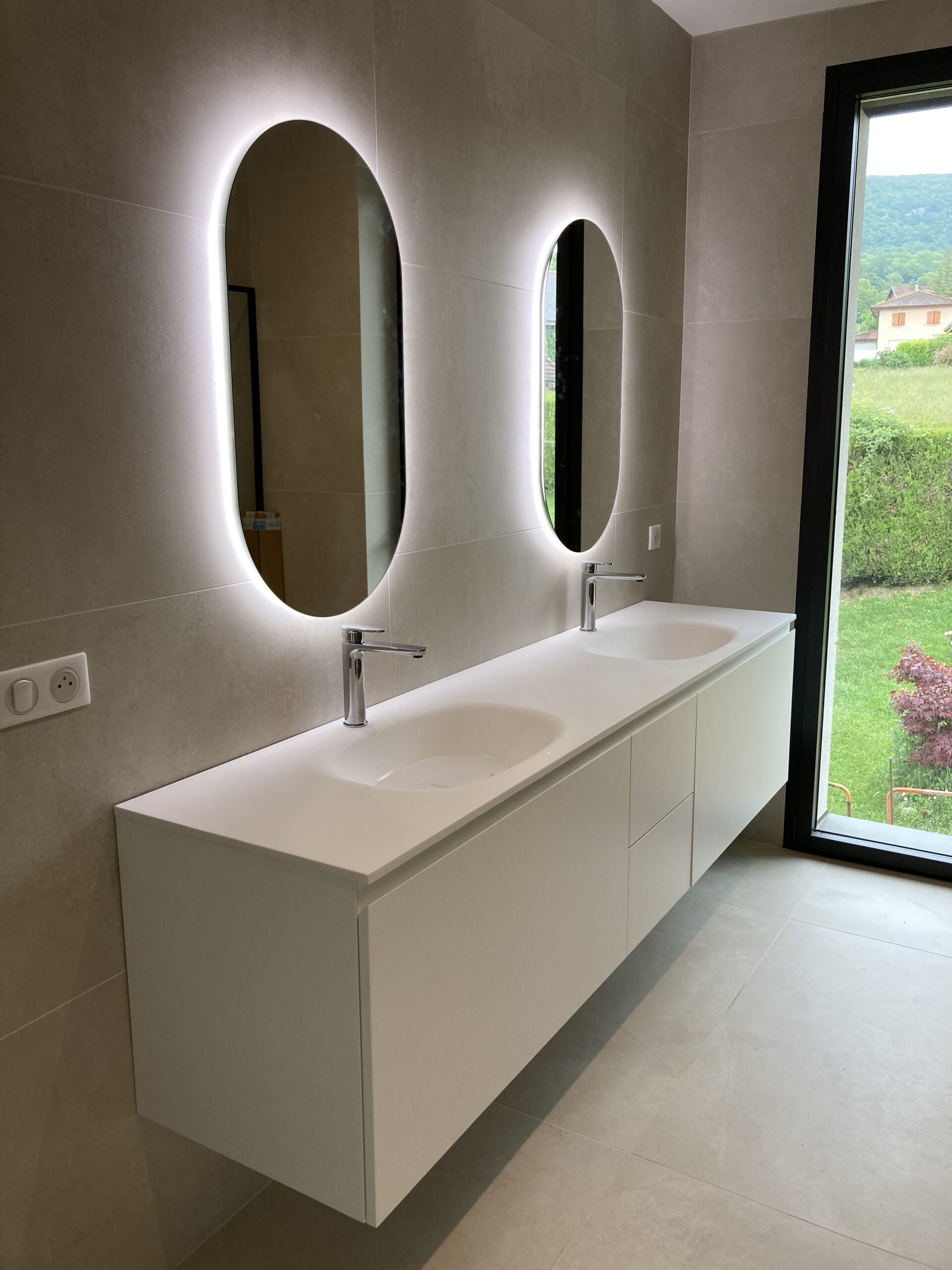 Salle de bains avec meuble double vasque suspendu blanc mat, Clarafond-Arcine, avril 2024 : photo 1