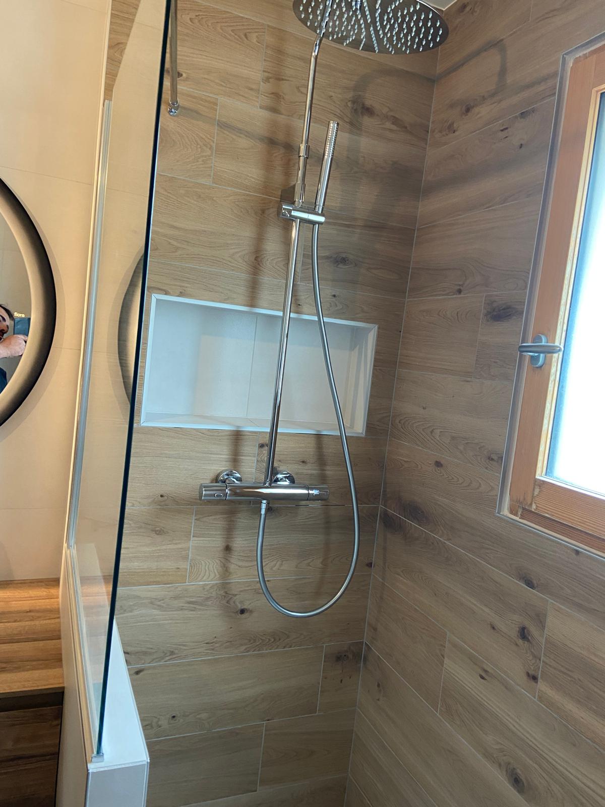 Salle de bains rénovée avec baignoire et douche séparées, Archamps, janvier 2023 : photo 2