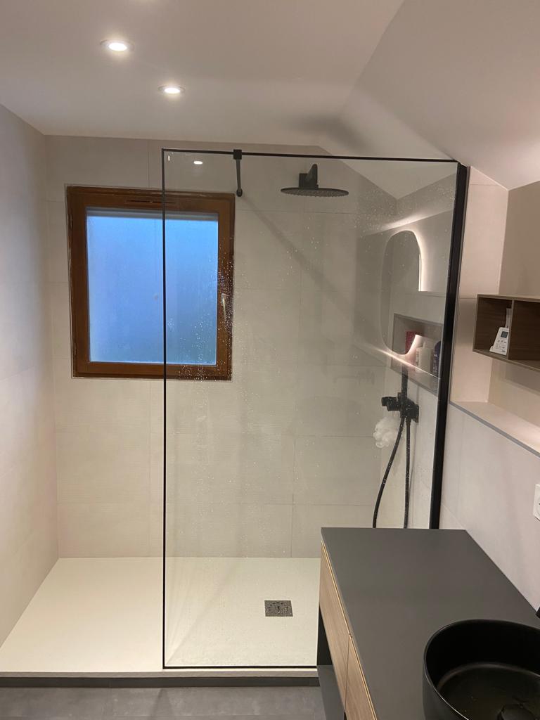 Salle de bains rénovée avec grande douche et finitions noir mat, Faverges, janvier 2023 : photo 1