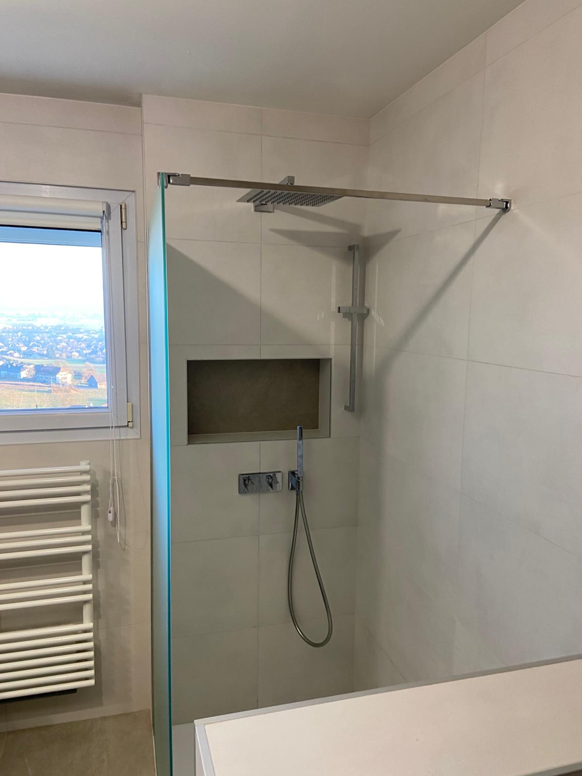 Salle de bains rénovée, douche à la place de la baignoire, Sillingy, mai 2023 : photo 3