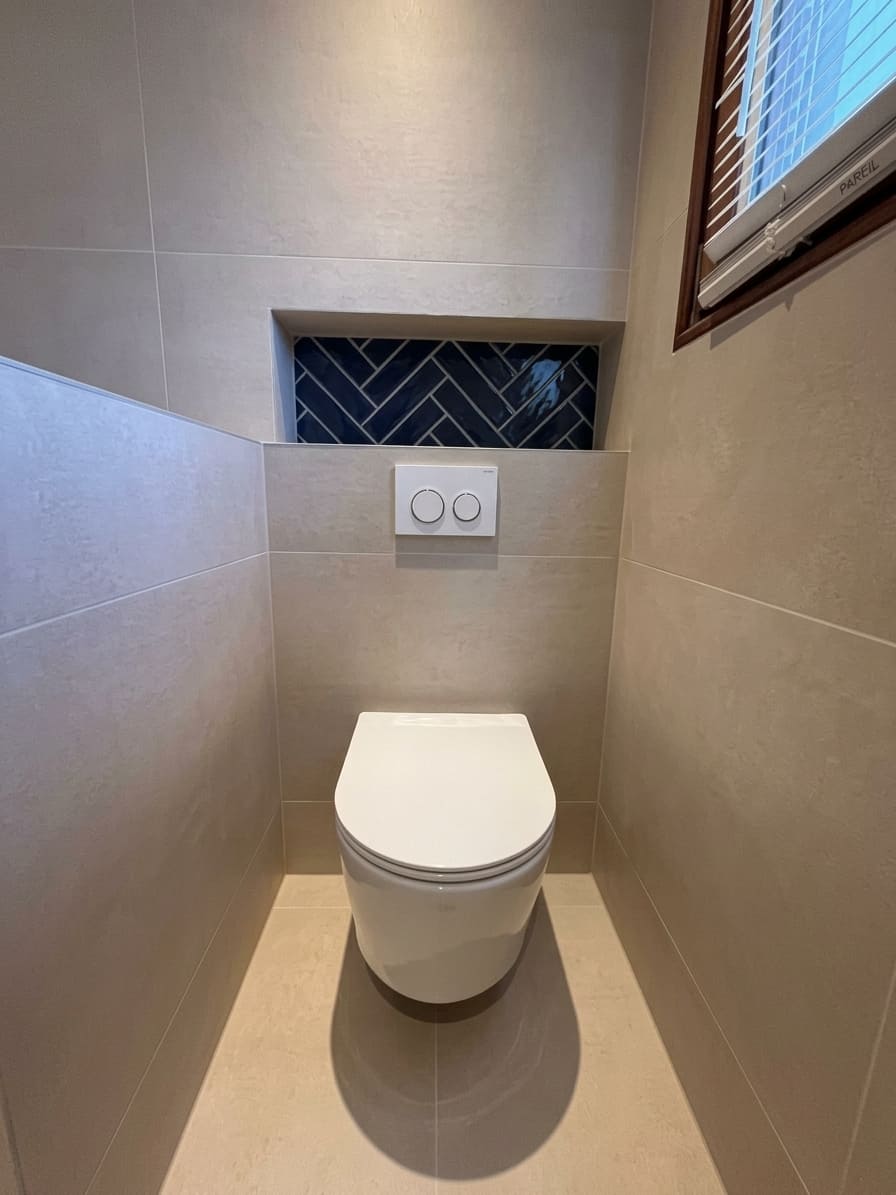 Salle de bains rénovée avec baignoire, zellige et finitions or mat, Villaz, octobre 2025 : photo 4