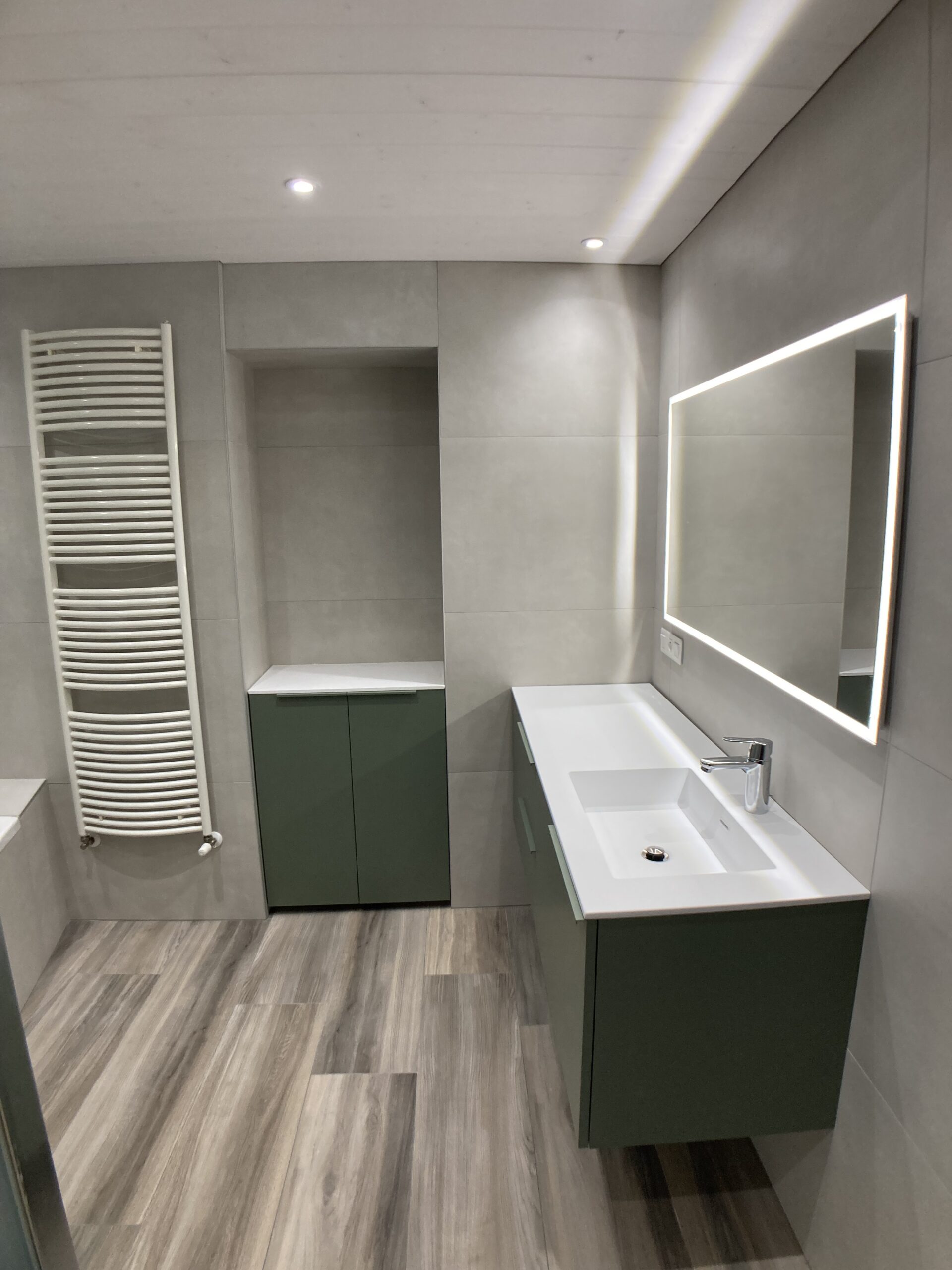 Salle de bains rénovée avec douche d’angle et meubles vert sauge, Jonzier-Épagny, janvier 2024 : photo 2