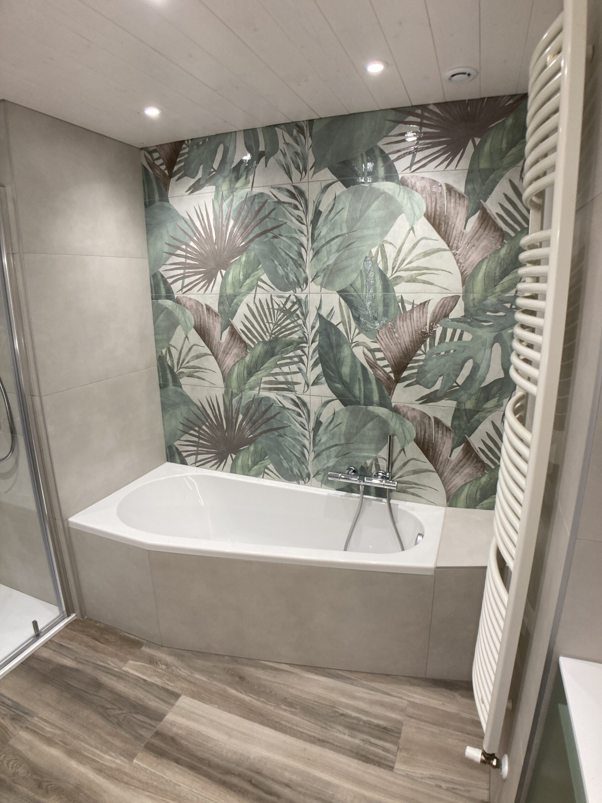 Salle de bains rénovée avec douche d’angle et meubles vert sauge, Jonzier-Épagny, janvier 2024 : photo 1