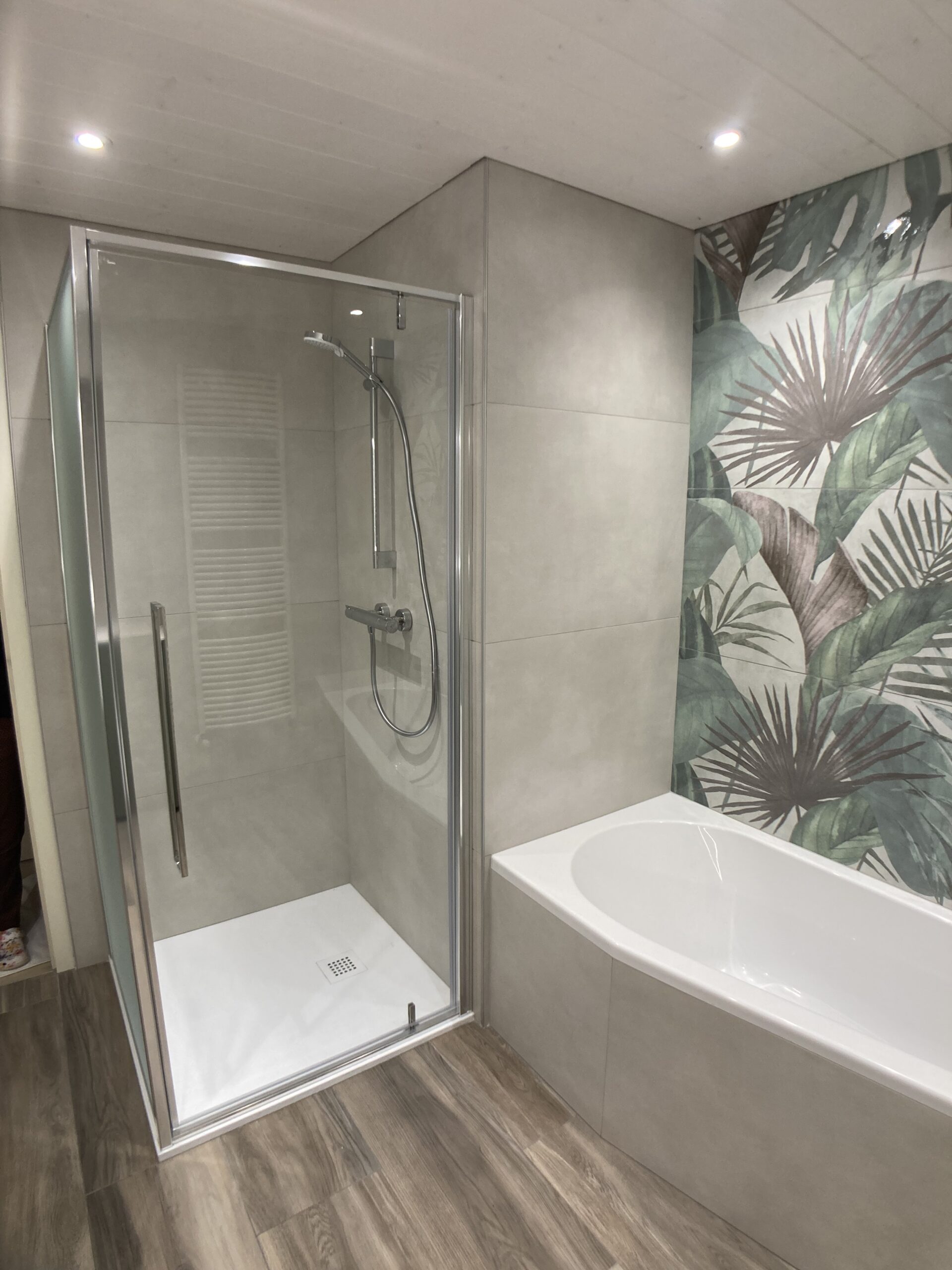 Salle de bains rénovée avec douche d’angle et meubles vert sauge, Jonzier-Épagny, janvier 2024 : photo 3