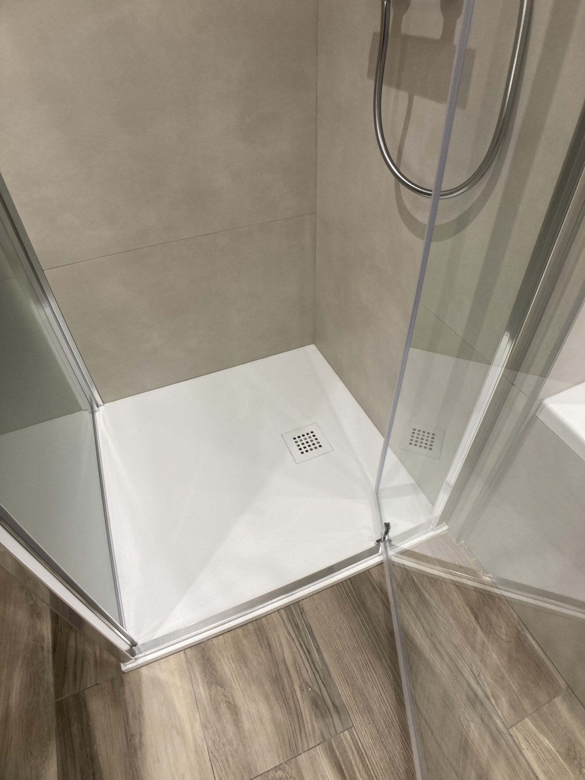 Salle de bains rénovée avec douche d’angle et meubles vert sauge, Jonzier-Épagny, janvier 2024 : photo 4