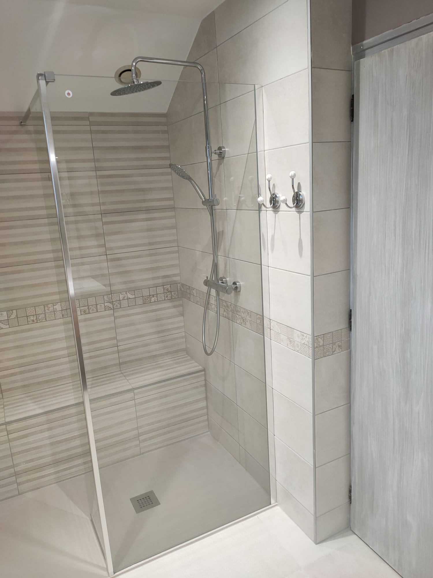 Salle de bains rénovée avec douche et banc carrelé, La Balme-de-Sillingy, octobre 2021 : photo 2