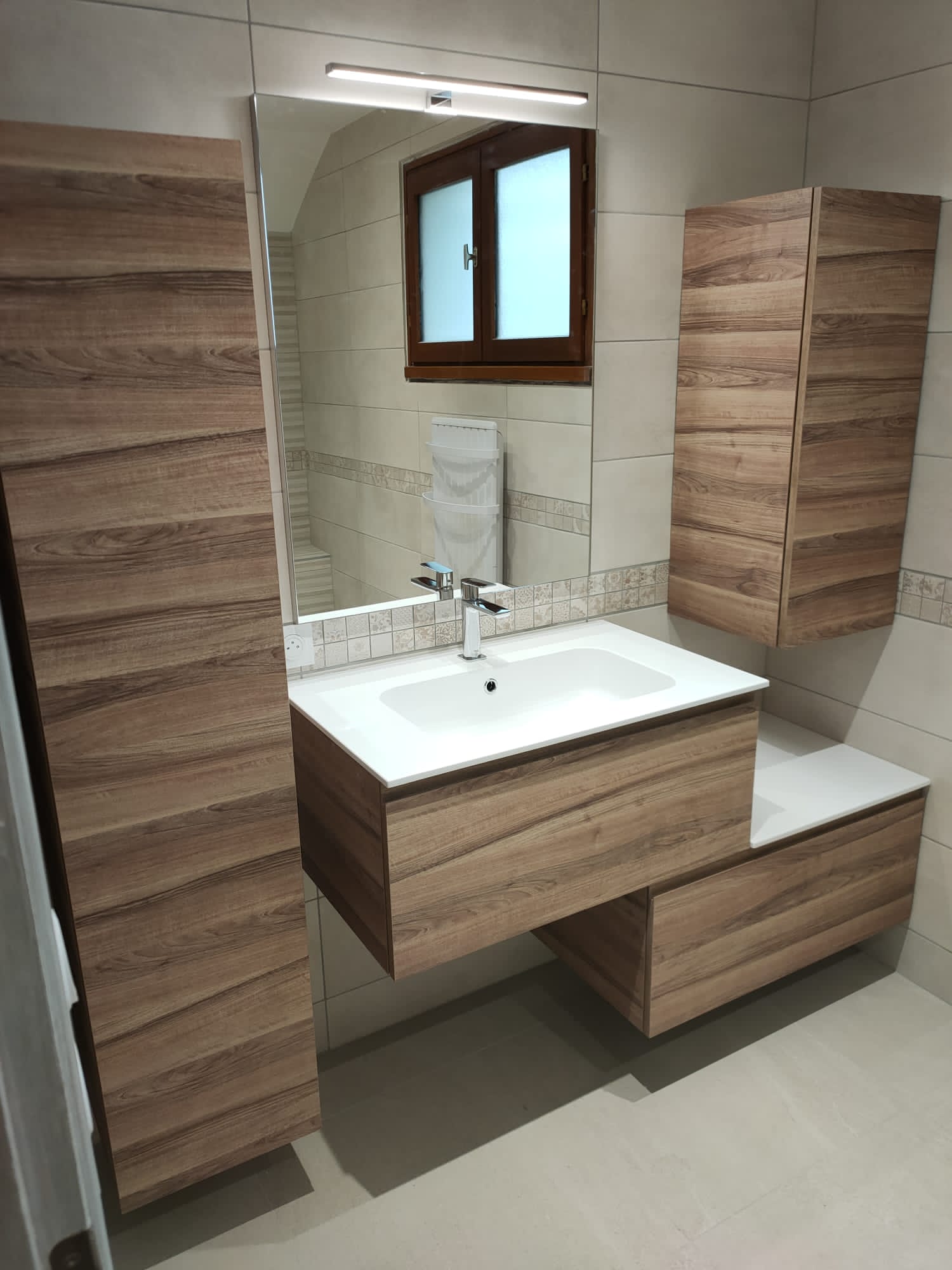 Salle de bains rénovée avec douche et banc carrelé, La Balme-de-Sillingy, octobre 2021 : photo 1