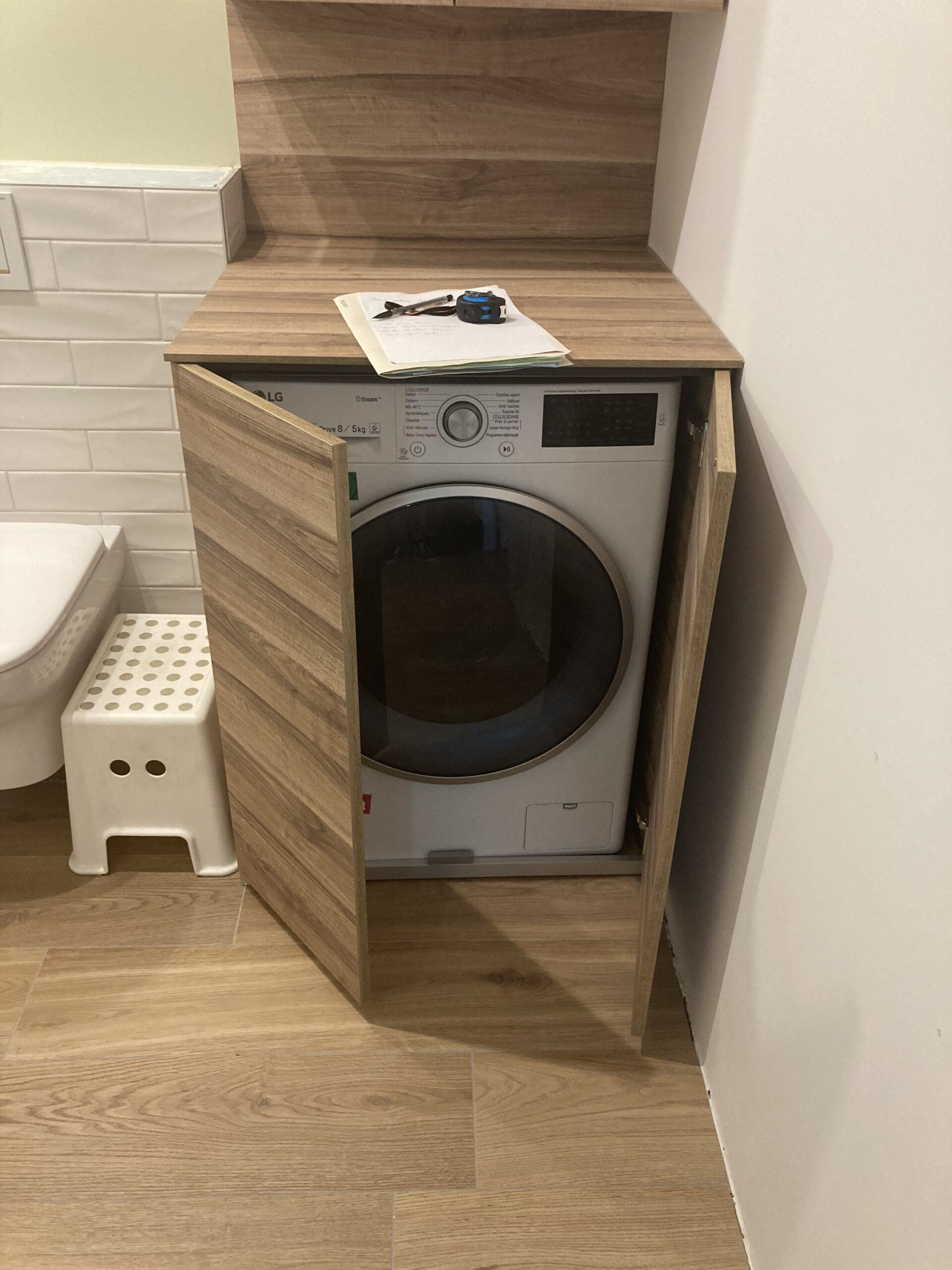 Salle de bains rénovée avec baignoire et finitions noir mat, Villaz, mars 2024 : photo 2