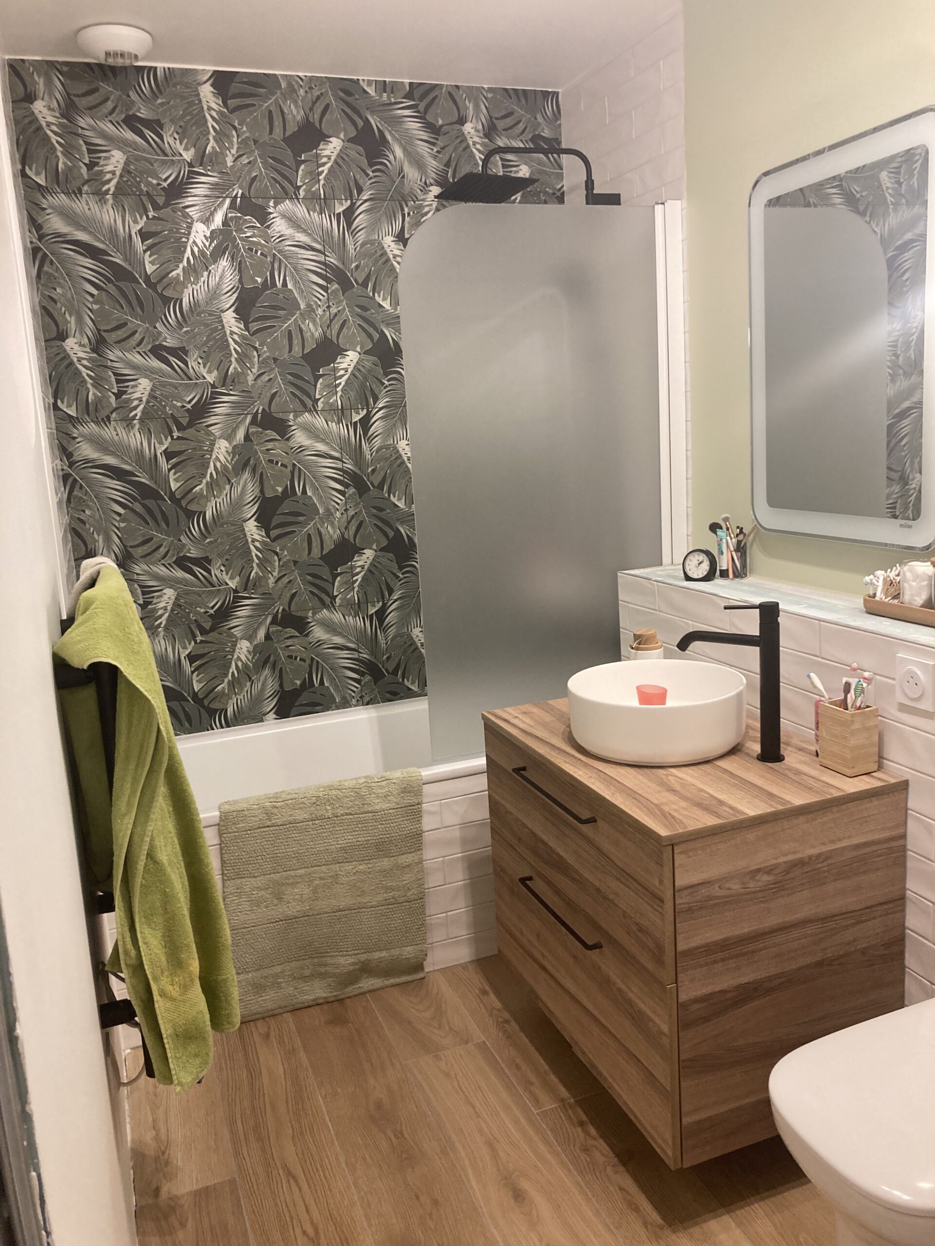 Salle de bains rénovée avec baignoire et finitions noir mat, Villaz, mars 2024 : photo 1