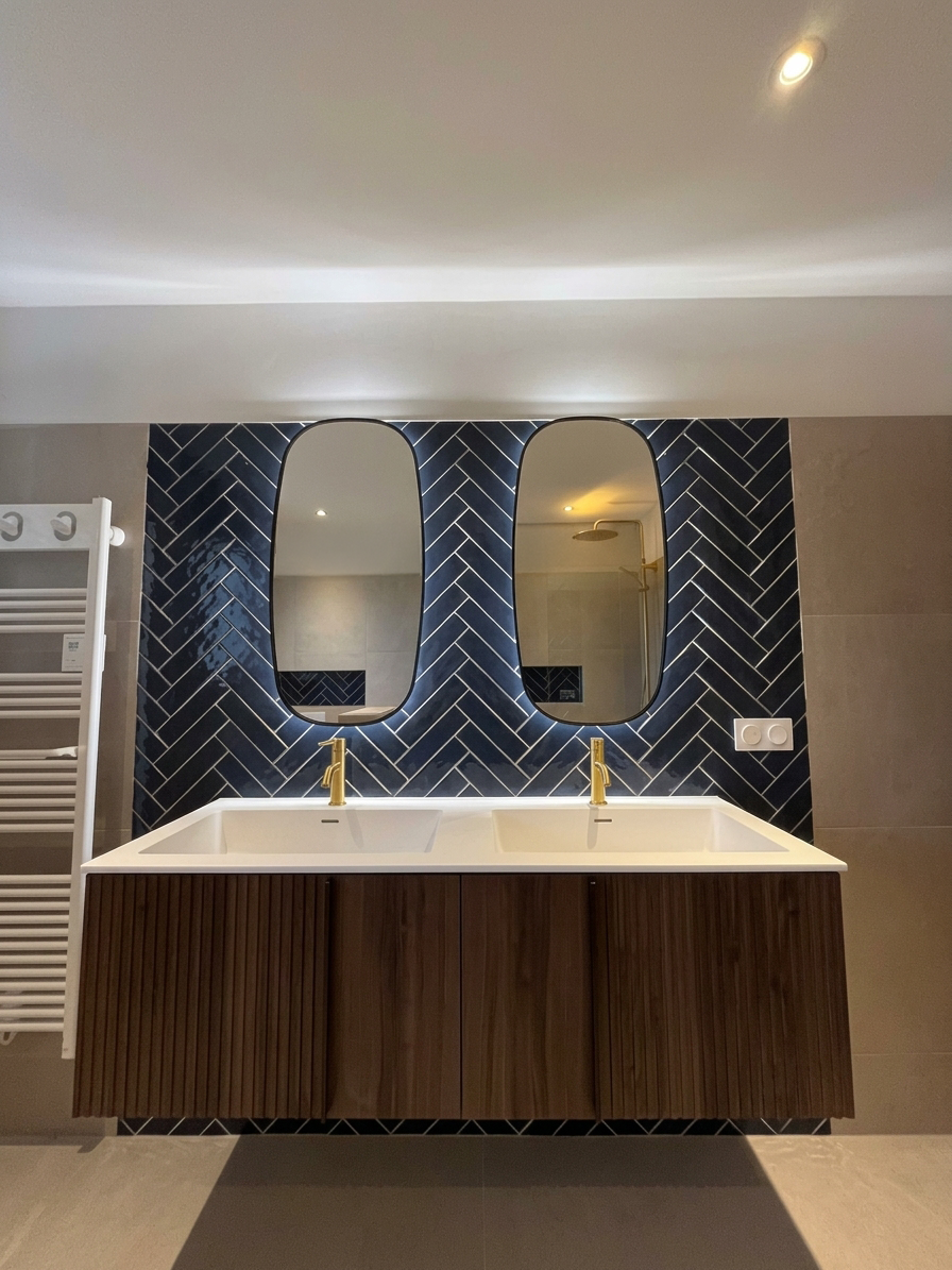 Salle de bains rénovée avec baignoire, zellige et finitions or mat, Villaz, octobre 2025 : photo 1