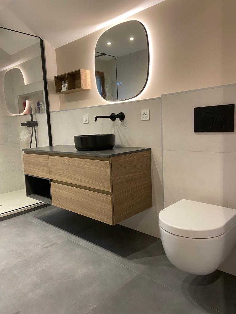 Salle de bains rénovée avec grande douche et finitions noir mat, Faverges, janvier 2023 : photo 2