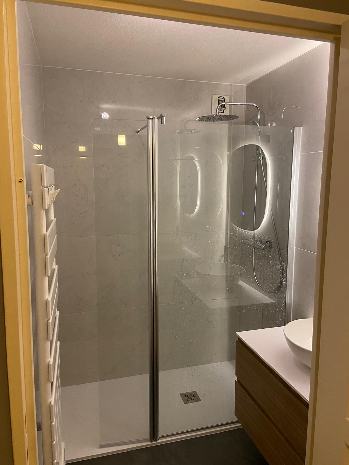 Salle de bains rénovée, baignoire remplacée par une douche, La Balme-de-Sillingy, mars 2025 : photo 2