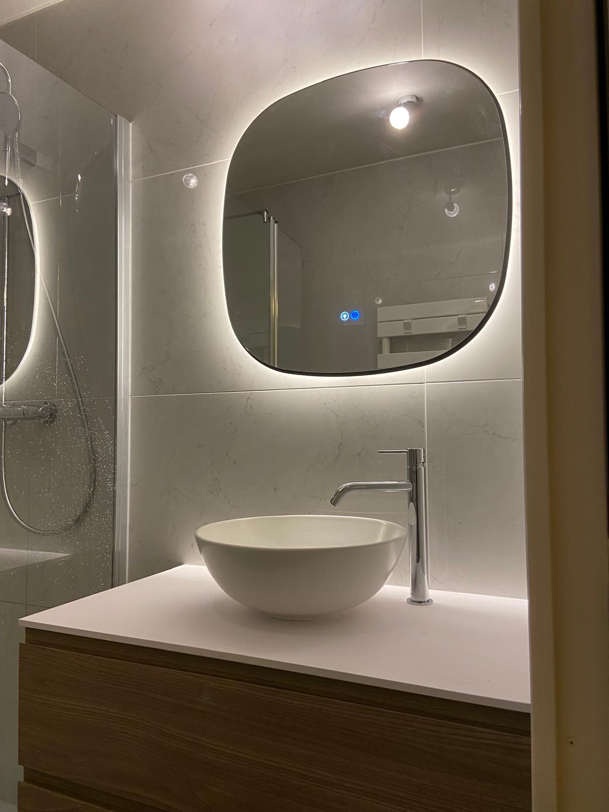 Salle de bains rénovée, baignoire remplacée par une douche, La Balme-de-Sillingy, mars 2025 : photo 1